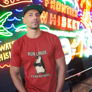 Run Linux Fear nichts T-Shirt, lustiges mutiges Linguin-Grafik-T-Shirt, Unisex Geschenk für Linolbenutzer, Programmierer und Systemverwalter