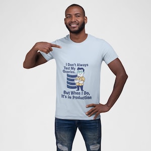 Może przedstawiać: Jasnoniebieski t-shirt z krótkim rękawem z grafiką przedstawiającą osobę obok ikony serwera oraz napisem: I Don't Always Test My Queries. But When I Do, It's in Production. Koszulka ma okrągły dekolt i standardowy krój.