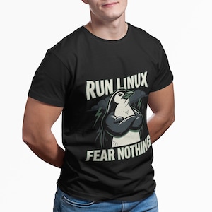 Camiseta "Run Linux Fear Nothing", camiseta divertida com estampa de pinguim Linux em negrito, presente unissex para usuários Linux, desenvolvedores e administradores de sistemas.