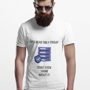 Puede incluir: Una camiseta blanca de manga corta con el texto en negro IT'S READ ONLY FRIDAY, un gráfico de un rack de servidores azul con un icono de escudo y el texto en negro DONT EVEN THINK ABOUT IT centrado en la zona del pecho de la prenda.