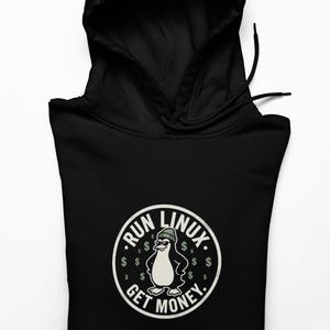 Peut inclure: Un sweat-shirt à capuche noir avec un motif circulaire sur la poitrine. Le motif représente un pingouin portant des lunettes de soleil et un bonnet, entouré de signes dollar et du texte RUN LINUX GET MONEY en police circulaire.
