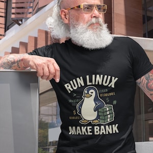 Koszulka „Run Linux Make Bank”, zabawna koszulka z grafiką w stylu ulicznym z pingwinem Linux, śmiały prezent dla użytkowników i programistów Linuksa