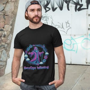 Maglietta DevOps Wizard, maglietta grafica Tech Mage Programming, regalo unisex per ingegneri DevOps, sviluppatori e appassionati di tecnologia