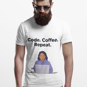 Può includere: Una t-shirt bianca a maniche corte con il testo nero Code. Coffee. Repeat. sopra un'illustrazione grafica di una persona con una felpa viola che lavora al computer portatile con una tazza di caffè su una scrivania.