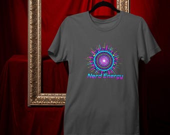 Camiseta unisex Neon Cybertech Nerd Energy, camiseta con diseño retro futurista cibernético, camiseta con estética de programador y gamer tecnológico.