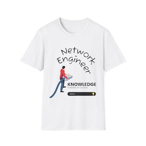 Pode incluir: Camiseta branca com um design gráfico. O design apresenta as palavras "Network Engineer" em uma fonte curva, um boneco de palito e as palavras "KNOWLEDGE POWERED BY GOOGLE" com uma barra de pesquisa.