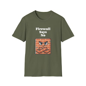 Può includere: T-shirt verde oliva con la scritta "Firewall Says No" sopra una grafica a cartoni animati di un muro di mattoni con le braccia incrociate e una faccia arrabbiata. La grafica è nei toni dell'arancione, del marrone e del blu.