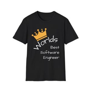 以下が含まれることがあります： 「Worlds Best Software Engineer」の白文字と金の王冠グラフィックがプリントされた黒いTシャツ。ソフトウェアエンジニア向けのカジュアルTシャツです。
