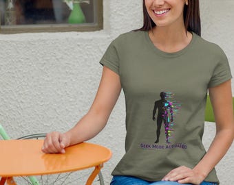 Camiseta con el lema "Modo Geek Activado", camiseta con estampado de neón y silueta de jugador tecnológico, regalo unisex llamativo para gamers y entusiastas de la tecnología.