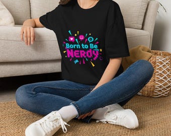 Camiseta unisex "Born to Be Nerdy", camiseta con frase retro para geeks, camiseta gráfica con iconos de ciencia gamer, ropa de regalo para la cultura geek y la tecnología.