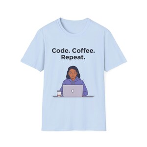 Codice. Caffè. Ripeti. Maglietta / Illustrazione di un programmatore, maglietta per programmatori con laptop
