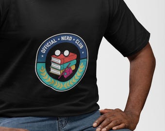 Camiseta oficial con el emblema del club de nerds, camiseta con estampado de pila de libros, regalo unisex divertido para nerds, gamers y amantes de los libros.