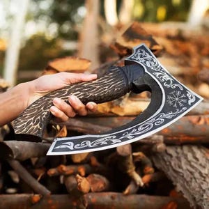 Könnte beinhalten: Eine handgefertigte Axt mit dunkler Klinge und Holzgriff. Die Klinge hat aufwendige silberne Designs und ein Symbol. Der Griff hat ein strukturiertes Holzmaserungsmuster. Die Axt ist zum Hacken und Schneiden bestimmt.