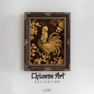 Può includere: Opera d'arte incorniciata con un'illustrazione di gallo dorato su sfondo scuro con accenti floreali. La cornice è marrone scuro con dettagli ornati. Il testo "Chinese Art Collection" è sotto.