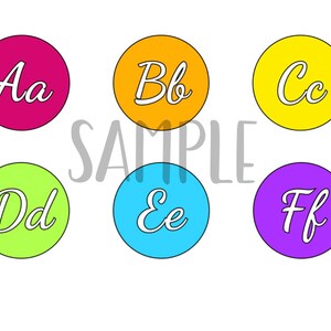 Puede incluir: Seis círculos coloridos con letras blancas en una fuente cursiva. Los círculos son rojo, naranja, amarillo, verde, azul y morado. Las letras son Aa, Bb, Cc, Dd, Ee y Ff.