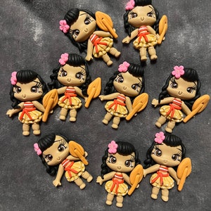 Pode incluir: Uma cole&ccedil;&atilde;o de dez pequenas figuras em estilo cartoon. Cada figura retrata uma menina com cabelo preto, uma flor rosa e um vestido amarelo com detalhes vermelhos. Elas seguram uma raquete marrom.