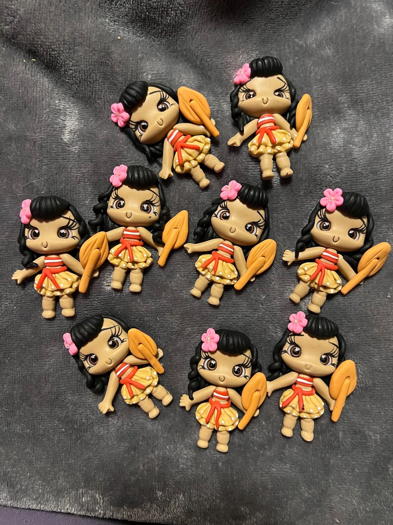 Pode incluir: Uma cole&ccedil;&atilde;o de dez pequenas figuras em estilo cartoon. Cada figura retrata uma menina com cabelo preto, uma flor rosa e um vestido amarelo com detalhes vermelhos. Elas seguram uma raquete marrom.
