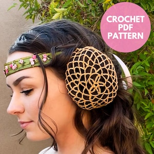 Puede incluir: Peinado femenino con una red para el cabello de ganchillo dorada y una diadema verde adornada con flores rosas. La imagen incluye un círculo rosa con el texto "CROCHET PDF PATTERN".