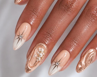 Uñas postizas doradas con perlas cromadas – Uñas almendradas nude de lujo con perlas 3D, puntas francesas con efecto estrellado, gel metálico esculpido, set glamuroso para novias