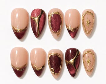 Uñas postizas color borgoña con efecto ojo de gato y acabado cromado dorado, uñas con punta francesa color vino nude, uñas de lujo con contorno metálico, uñas minimalistas brillantes reutilizables.