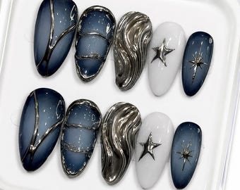 Uñas postizas Midnight Navy Y2K color almendra: diseño de estrella con remolinos cromados