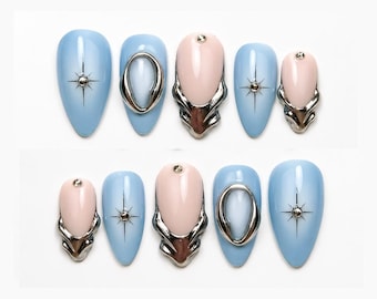 Uñas almendradas color azul claro cromado Aura: Set de diseño con detalles metálicos plateados en 3D