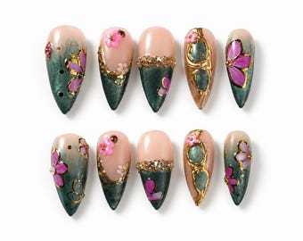 Uñas postizas Fairycore Green Cat Eye con detalles florales dorados en 3D – Set de uñas de aguja hechas a mano