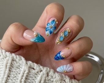Uñas postizas 3D con estampado floral azul océano, uñas de sirena con conchas marinas, set de uñas con dije dorado, uñas almendradas de lujo hechas a mano, diseño de uñas veraniego playero