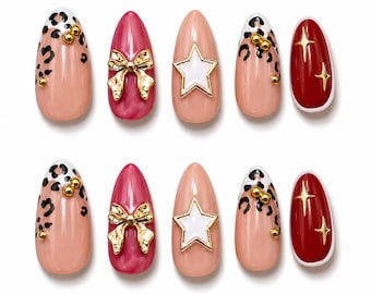Uñas postizas de lujo con lazo de leopardo y estrella – Uñas almendradas en tono nude rojo, detalles cromados dorados, uñas glamurosas y llamativas, set de uñas de diseño hecho a mano.