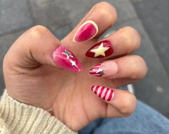 Uñas postizas estilo retro Y2K Popstar, uñas rojas y amarillas con estrellas, uñas cromadas maximalistas, uñas a rayas llamativas, uñas decorativas reutilizables hechas a mano.