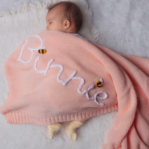 Couverture pour bébé personnalisée en tricot avec nom, couverture pour bébé personnalisée brodée à la main, cadeau pour nouveau-né, cadeau de baby shower, cadeau monogramme pour bébé image 1