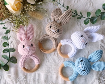 Hochet lapin personnalisé, nom de bébé personnalisé, hochet bébé au crochet, cadeau de Noël pour bébé, cadeau d'anniversaire de bébé, cadeau nouveau-né