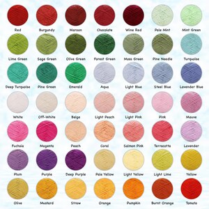 Pu&ograve; includere: Una cartella colori con 42 colori di filato, ogni colore &egrave; rappresentato da un gomitolo di filato. I colori sono disposti in righe e colonne, con il nome del colore stampato sotto ogni gomitolo di filato. I colori includono rosso, bordeaux, marrone, cioccolato, rosso vino, menta pallida, verde menta, verde lime, verde salvia, verde oliva, verde bosco, verde muschio, ago di pino, turchese, turchese scuro, verde pino, smeraldo, acqua, azzurro, blu acciaio, blu lavanda, bianco, avorio, beige, pesca chiaro, rosa chiaro, rosa, malva, fucsia, magenta, pesca, corallo, rosa salmone, terracotta, lavanda, prugna, viola, viola scuro, giallo pallido, giallo chiaro, verde chiaro, giallo, oliva, senape, paglia, arancione, zucca, arancione bruciato e pomodoro.