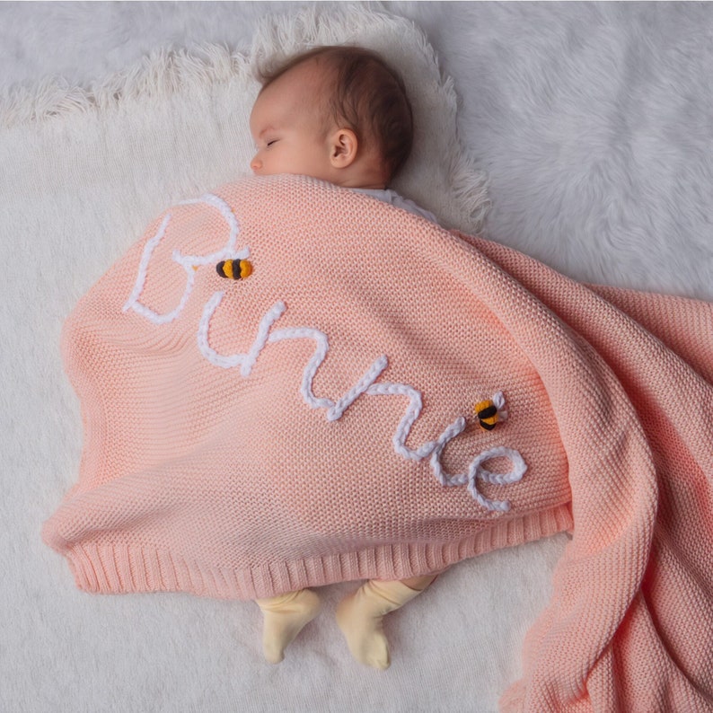 Couverture pour bébé personnalisée en tricot avec nom, couverture pour bébé personnalisée brodée à la main, cadeau pour nouveau-né, cadeau de baby shower, cadeau monogramme pour bébé image 1