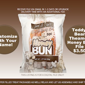 Puede incluir: Un archivo digital para un pan de miel con temática de oso de peluche. El pan de miel es marrón y tiene una etiqueta blanca con el texto "Honey Bun" y "50¢". El archivo cuesta 3,50 €.