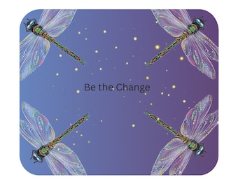 Peut inclure: Un fond dégradé violet et bleu avec quatre illustrations de libellules. Les libellules sont translucides et présentent un jeu de couleurs arc-en-ciel. Le texte "Be the Change" est centré sur le fond.