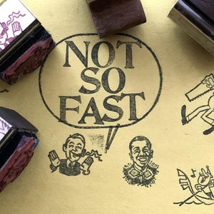 Vintage houten rubberen stempel Vintage cartoon mensen houten stempel voor journaling 50's tekenstijl houten stempel voor kunstprojecten man met gereedschapsboot