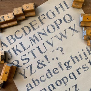 Juego de sellos de madera antiguos, alfabeto, letras, números, sellos para manualidades, álbumes de recortes, símbolos de señal superiores vintage, bloques de madera para proyectos de arte