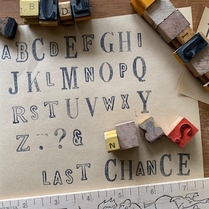 Juego de sellos de madera vintage con alfabeto, sellos de letras y números ABC para manualidades y scrapbooking, símbolos, puntuación, proyecto de arte con bloques de madera antiguos n.° 56