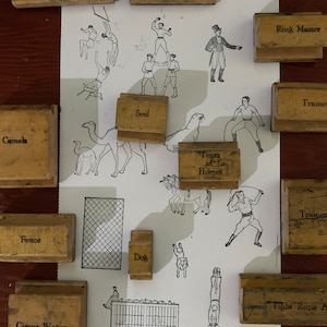 Timbro da circo vintage Timbro in gomma con manico in legno per artigianato, creazione di biglietti e Bullet Journal Timbro con sigillo di cammello, carrozza da circo, acrobati, cane, recinto