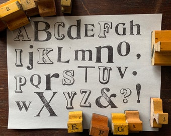 Ensemble d'alphabet de tampons en bois vintage Numéros ABC pour l'artisanat et le scrapbooking Symboles de ponctuation Projet artistique sur bloc de bois ancien
