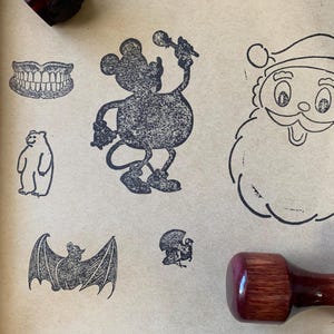 Sellos de goma vintage de Disney, sello de Mickey Mouse, sellos de dibujos animados, sello vintage de Papá Noel, bloque de impresión vintage, sello de madera de murciélago, pavo y oso.