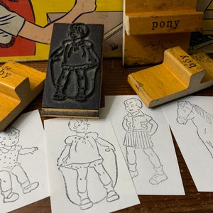 Sello de goma de madera vintage para hacer tarjetas. Sello vintage de personas, niñas, niños y bebés para manualidades, diarios y planificadores. Sello de poni grande de los años 30.
