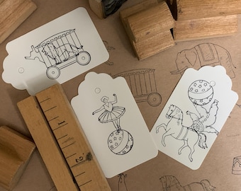 Pieczątka z motywem cyrku, drewniana, gumowa, do tworzenia kartek i dzienników Bullet Journal. Pieczątka z wozem cyrkowym, pieczątka z akrobatami i klaunem. Pieczątka z koniem.