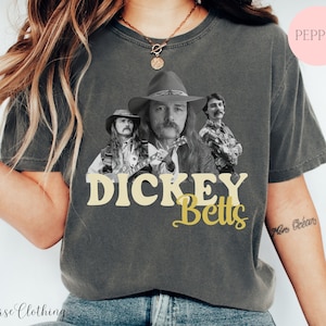 Dickey Betts shirt, retro Dickey Betts vintage shirt, Dickey Betts portret shirt, ter nagedachtenis aan Dickey Betts, comfort kleuren shirt voor haar afbeelding 1