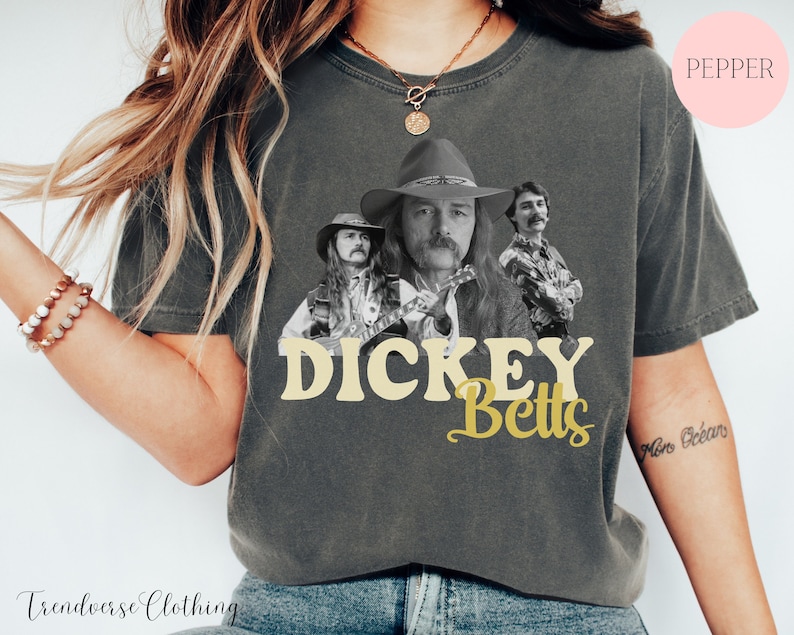 Dickey Betts shirt, retro Dickey Betts vintage shirt, Dickey Betts portret shirt, ter nagedachtenis aan Dickey Betts, comfort kleuren shirt voor haar afbeelding 1