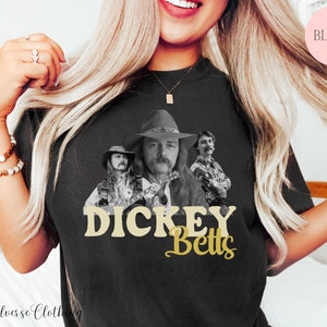 Dickey Betts shirt, retro Dickey Betts vintage shirt, Dickey Betts portret shirt, ter nagedachtenis aan Dickey Betts, comfort kleuren shirt voor haar afbeelding 2