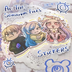 Peut inclure: Trois autocollants colorés représentant des personnages du jeu vidéo "AI: The Somnium Files". Les autocollants sont sur un fond blanc avec un motif de dentelle.