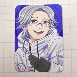 Puede incluir: Tarjeta rectangular con una ilustraci&oacute;n de estilo anime de una persona con cabello plateado, gafas y una sudadera con capucha blanca. La persona sonr&iacute;e y lleva guantes negros. El fondo es un degradado azul.
