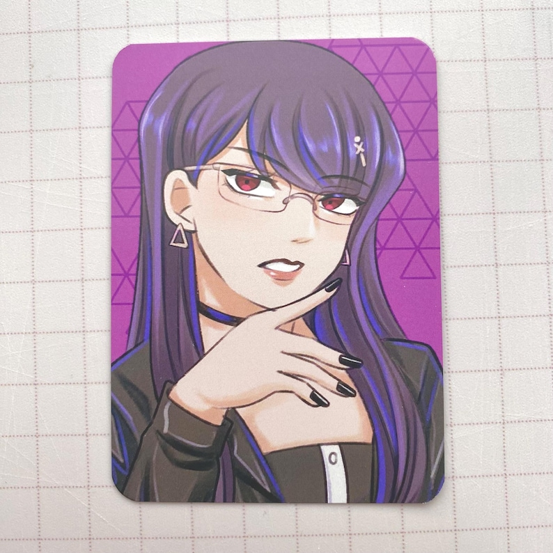 Puede incluir: Ilustraci&oacute;n de una mujer con cabello morado, gafas y esmalte de u&ntilde;as negro. Lleva un collar&iacute;n negro y una chaqueta negra sobre una blusa blanca. El fondo es un patr&oacute;n geom&eacute;trico p&uacute;rpura.